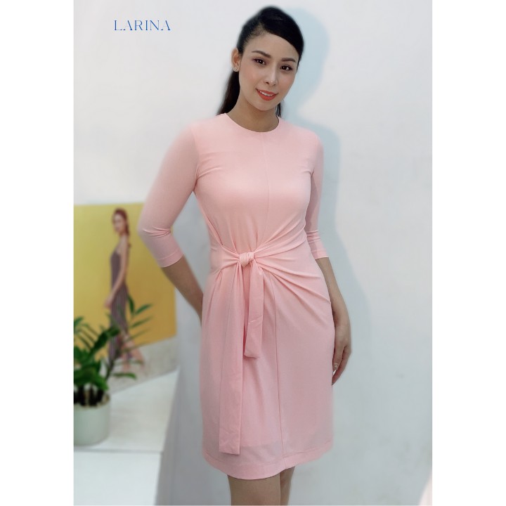 Đầm Nữ Công Sở Dáng Ôm Hơi Xòe Chữ A Tay Lỡ Cột Nơ Eo Màu Hồng Pastel LARINA - Z09