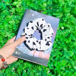 Buộc tóc SCRUNCHIES vải phi bóng hoạ tiết bò sữa