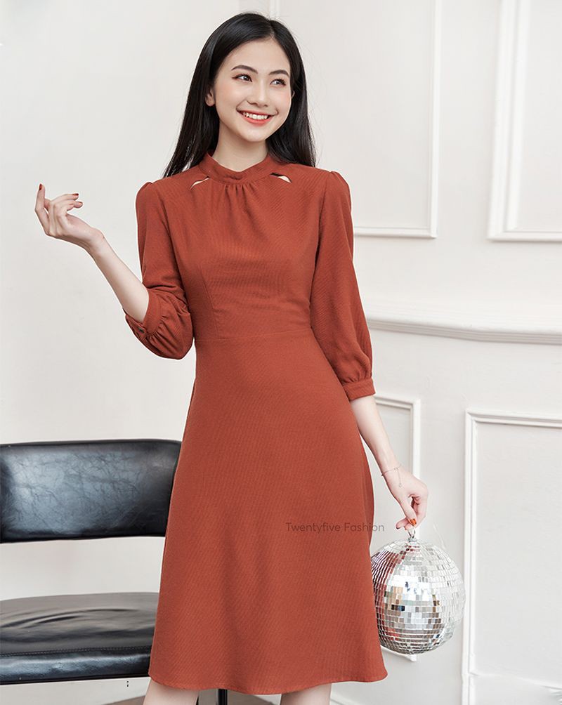 Đầm dáng ôm cổ trụ chất nhung gân lì Twentyfive T277