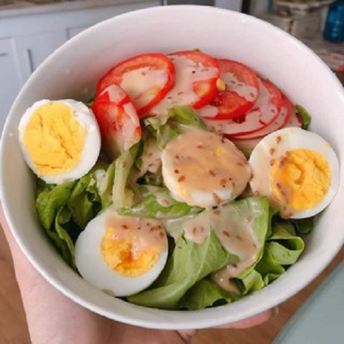 Xốt Salad Mè Rang 1 lít Golden Farm vị ngon tươi mới, hậu chua thanh, mặn ngọt vừa phải, nổi bật với hương vị tinh tế