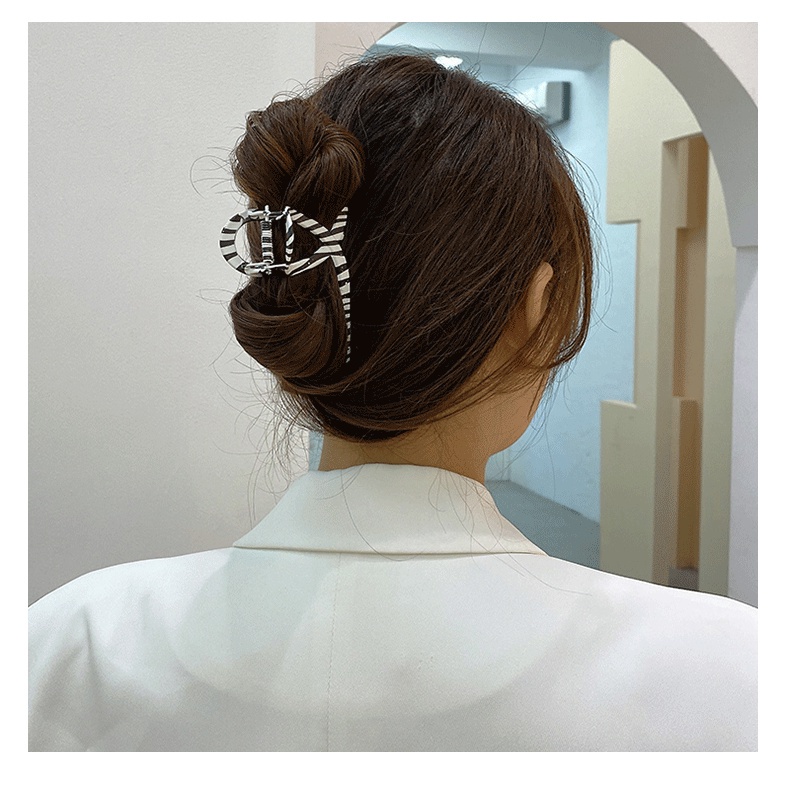 Kẹp tóc kim loại kẻ ca rô đen trắng (KT96)