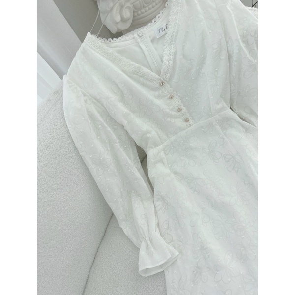 ĐẦM MIDI TRẮNG HOA NỔI CỔ V VIỀN REN