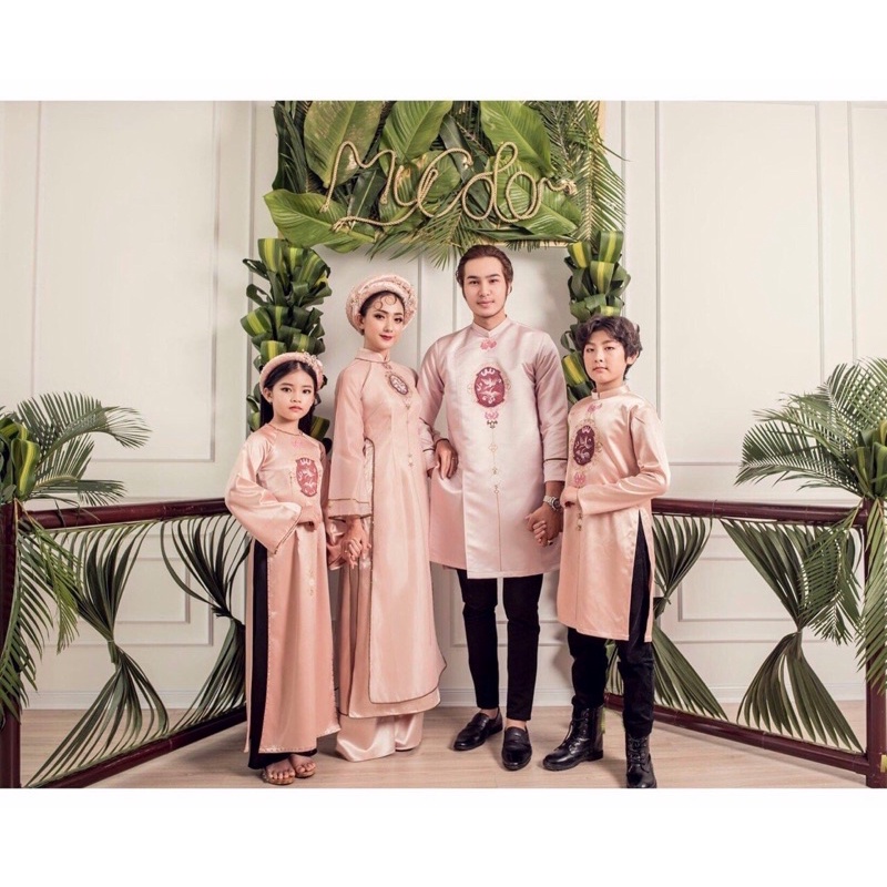 Áo dài gia đình Hồng Phát cho năm mới gặp nhiều may mắn áo dài lụa mềm mại đủ bộ cho gia đình bố mẹ bé trai bé gái