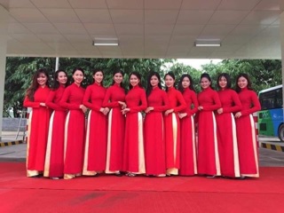 Áo dài lụa đỏ thái tuấn