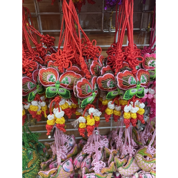 Móc khoa thổ cẩm hình thêu