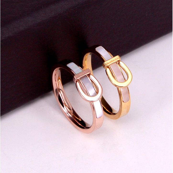 Nhẫn titan dạng khóa dây nịt cẩm xà cừ không gỉ