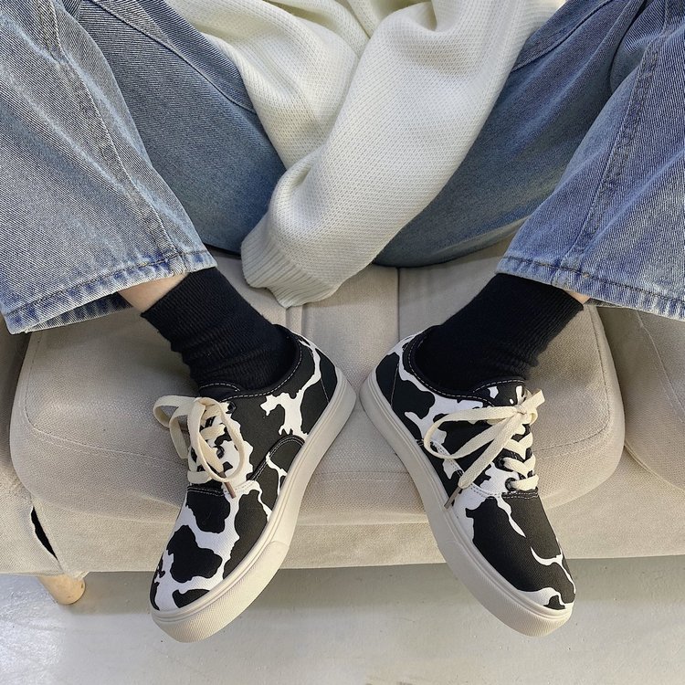 Giày thể thao đế bằng họa tiết bò sữa phong cách Hàn Quốc thời trang sành điệu | BigBuy360 - bigbuy360.vn