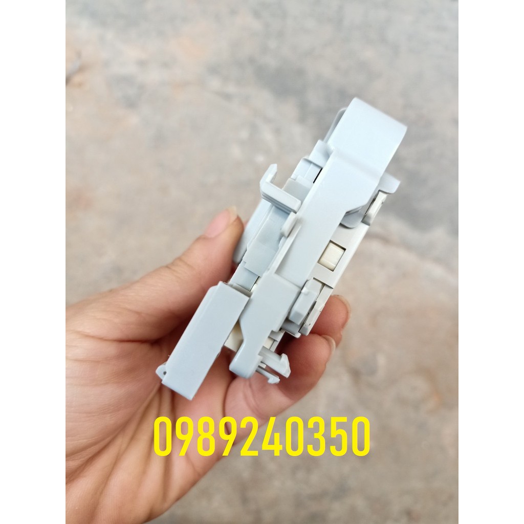 Công tắc khóa cửa máy giặt Electrolux EWF 10844 chính hãng