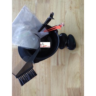 Combo dụng cụ nhuộm tóc gồm: 1 chén nhuộm + 1 lược nhuộm + 2 đôi bao tay + 2 kẹp vịt + 1 cặp chụp tai