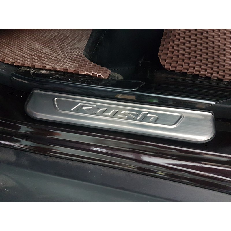 Ốp Bậc Cửa, Nẹp Bước Chân Toyota Rush 2018 2019 2020 mẫu inox Cao Cấp trang trí chống xước bậc cửa xe