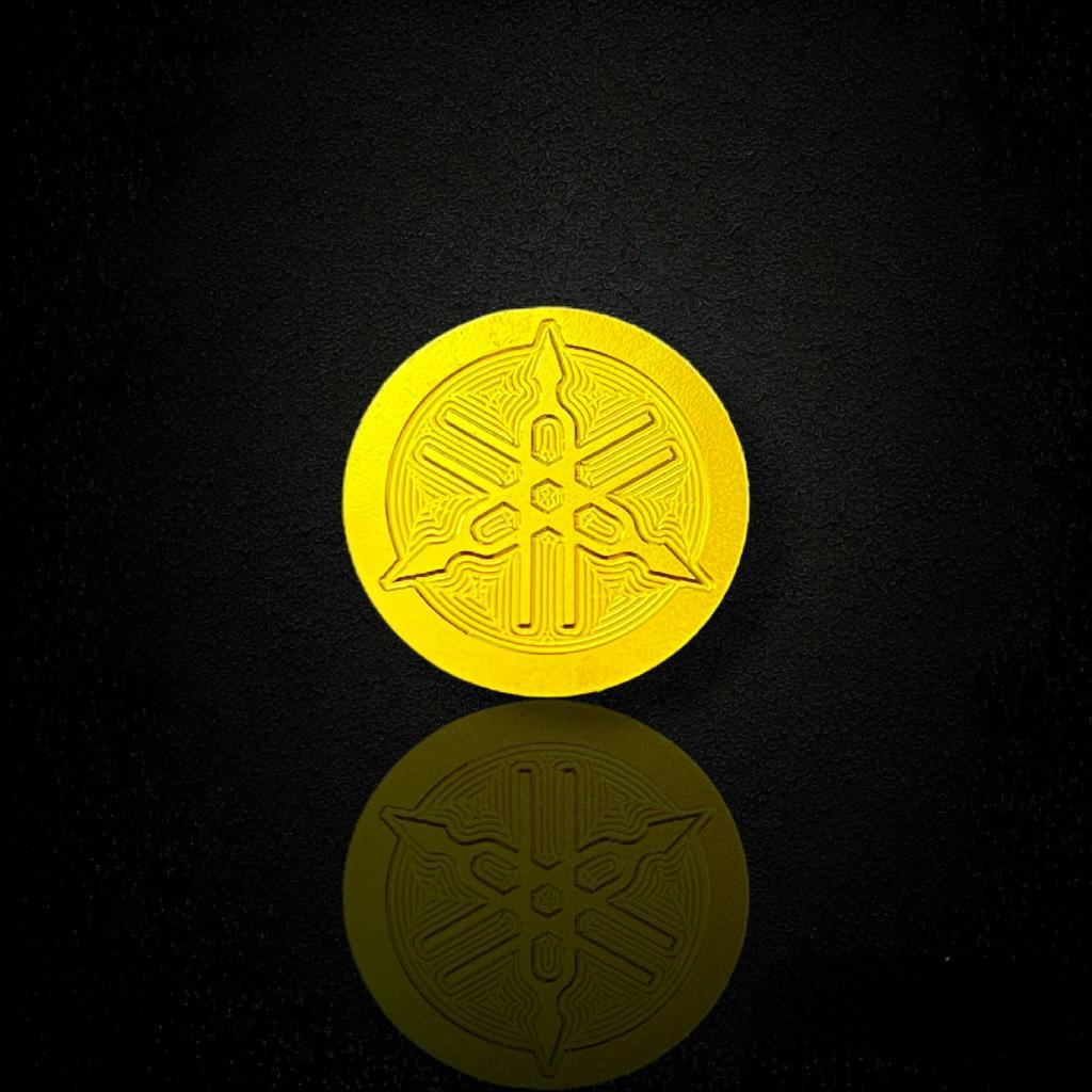 Tem titan logo Yamaha màu vàng miếng điện phân 28mm