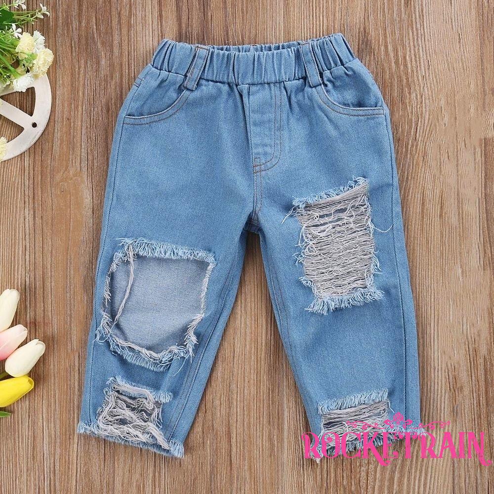 Bộ trang phục áo không vai có bèo nhún với băng đeo đầu trắng kèm quần jean vải denim kiểu rách nhiều size đa dạng