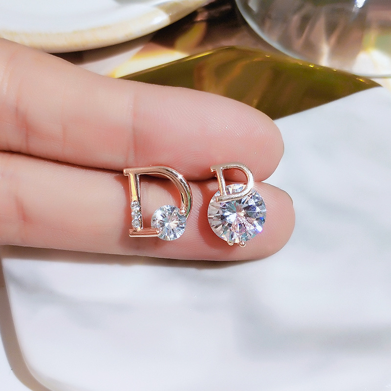 Bông Tai Chữ D Không Đối Xứng Đính Đá Lấp Lánh