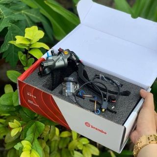 Tay thắng Brembo 19 RCS tặng pát bình dầu Titan đẹp sắc sảo