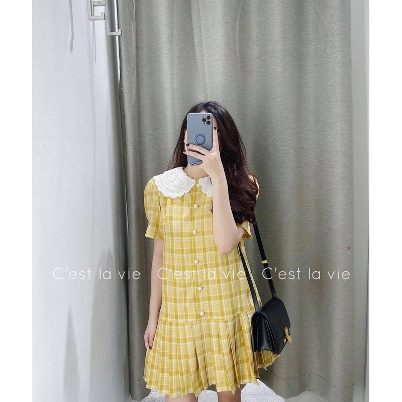 Váy kẻ vàng xếp ly cổ bèo trắng
