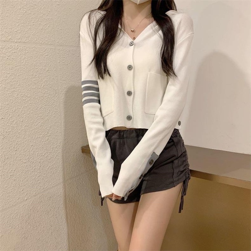 Khoác len cardigan có nón dáng lửng.