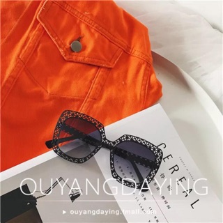 Kính mắt vuông viền hoạ tiết