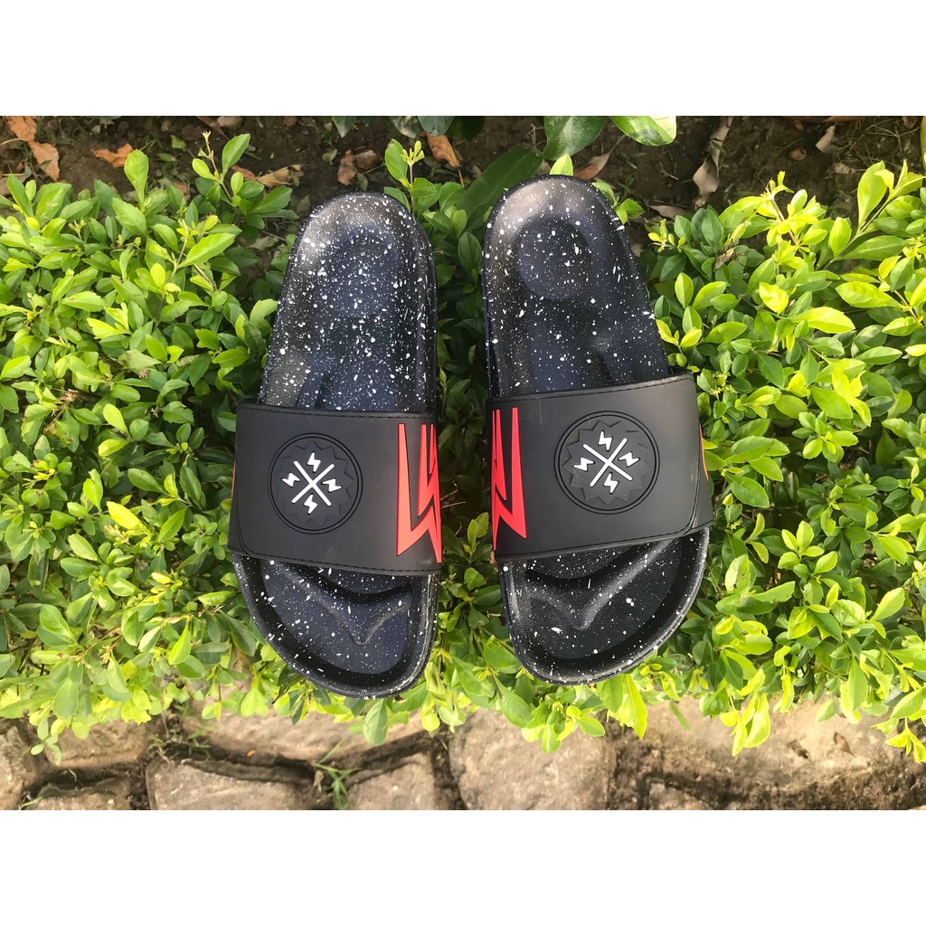 Xả kho dép lên hình tia sét