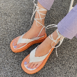 Sandals đế dày buộc dây thích hợp khi đi biển
