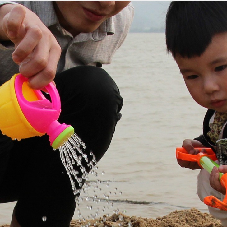 Bộ đồ chơi ô tô xúc cát cho bé mẫu giáo