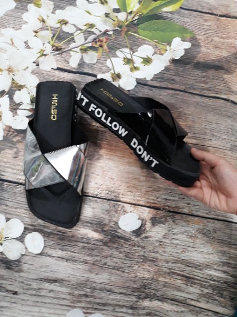 Dép lê viền chữ