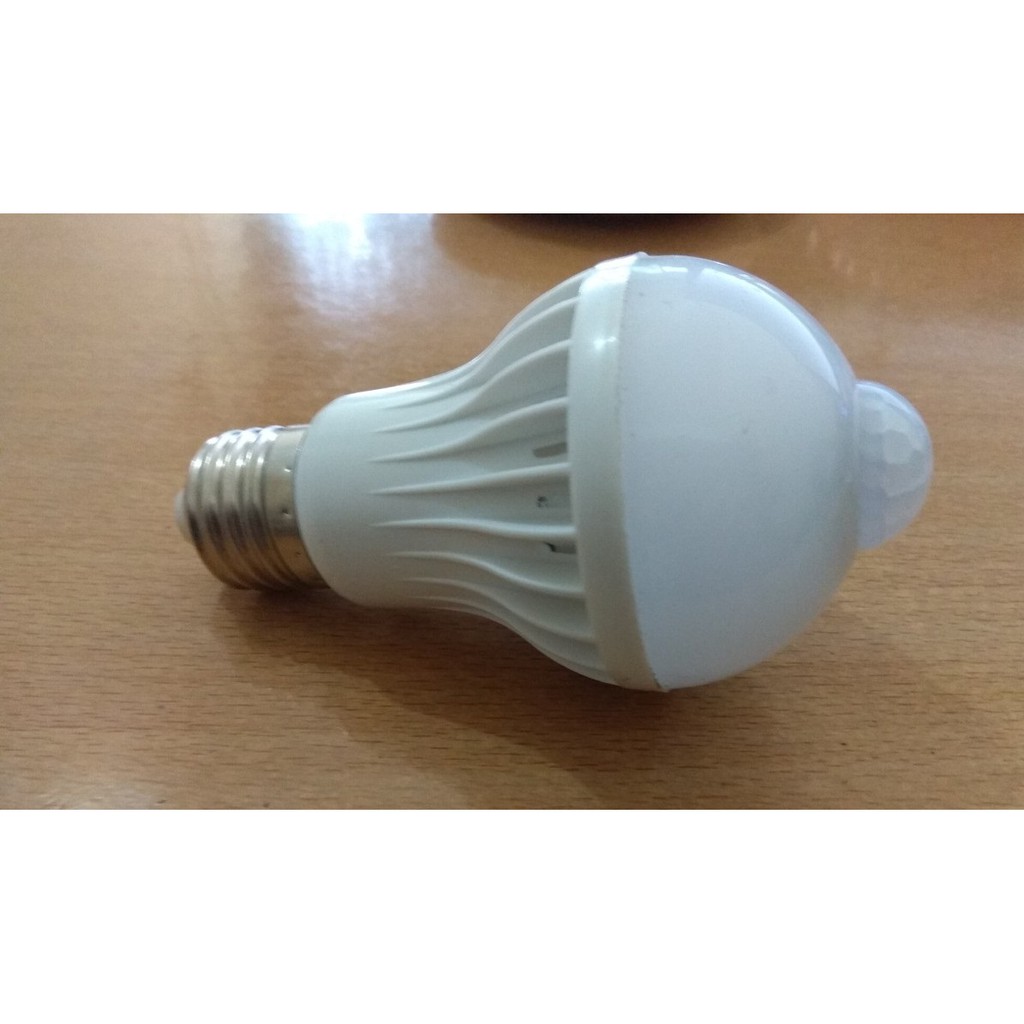 Bóng Đèn Led Cảm Ứng Hồng Ngoại 7W sáng trắng