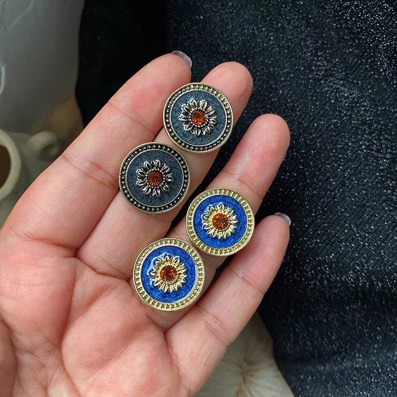 Khuyên tai tròn hoa cúc cổ điển retro - Maben