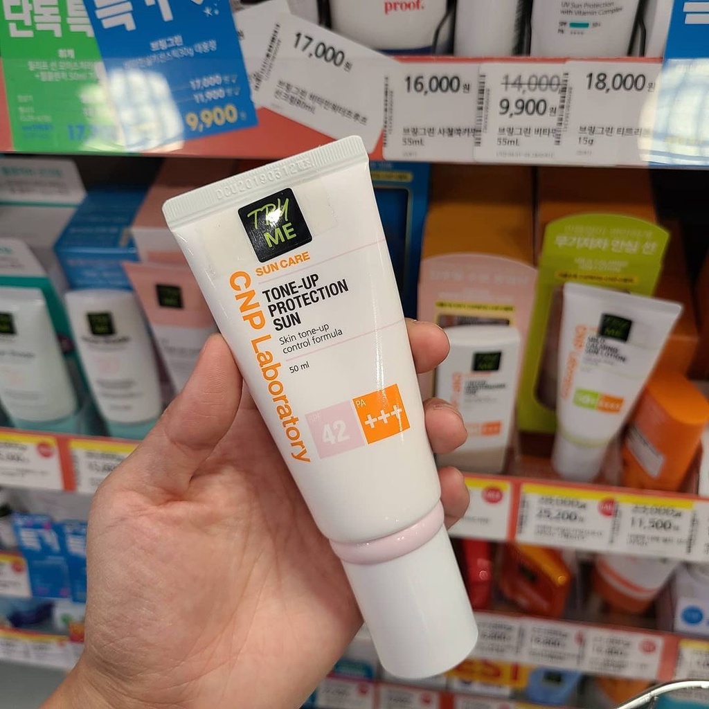 Kem Chống Nắng CNP 𝐋𝐚𝐛𝐨𝐫𝐚𝐭𝐨𝐫𝐲 𝐓𝐨𝐧𝐞-𝐔𝐩 𝐏𝐫𝐨𝐭𝐞𝐜𝐭𝐢𝐨𝐧 𝐒𝐮𝐧 50ml