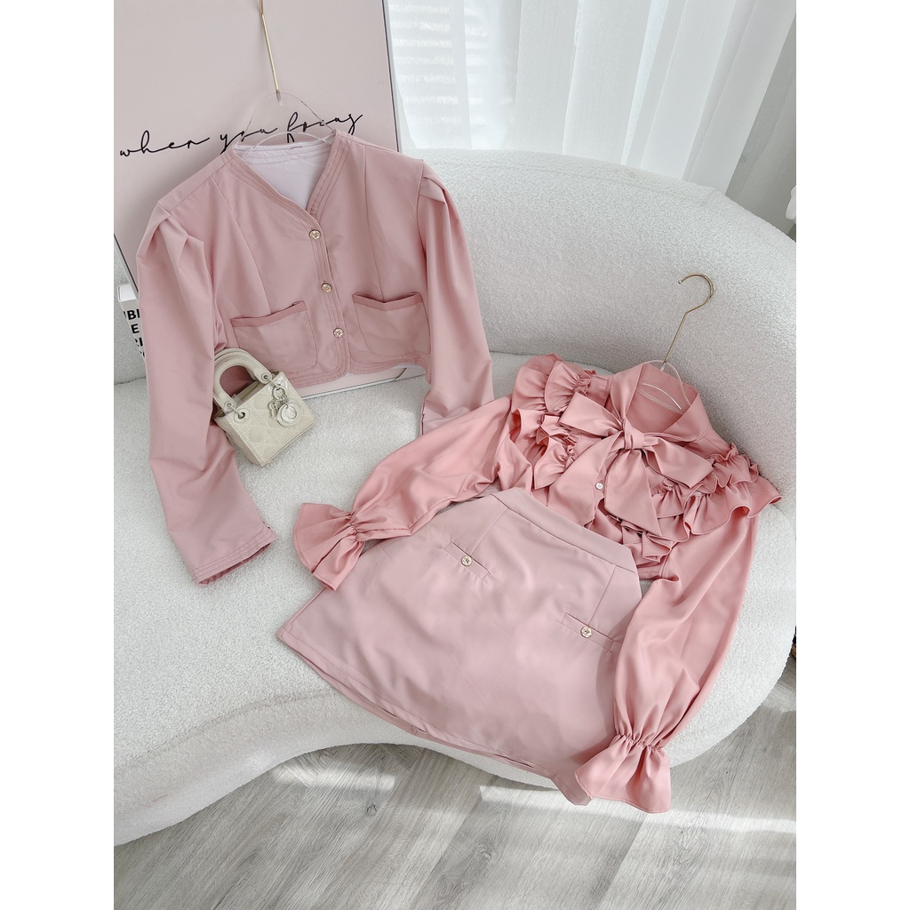 SET 3 MÓN: ÁO SƠ MI BÈO NGỰC THẮT NƠ + ÁO KHOÁC + CHÂN VÁY HỒNG TÚI MỔ