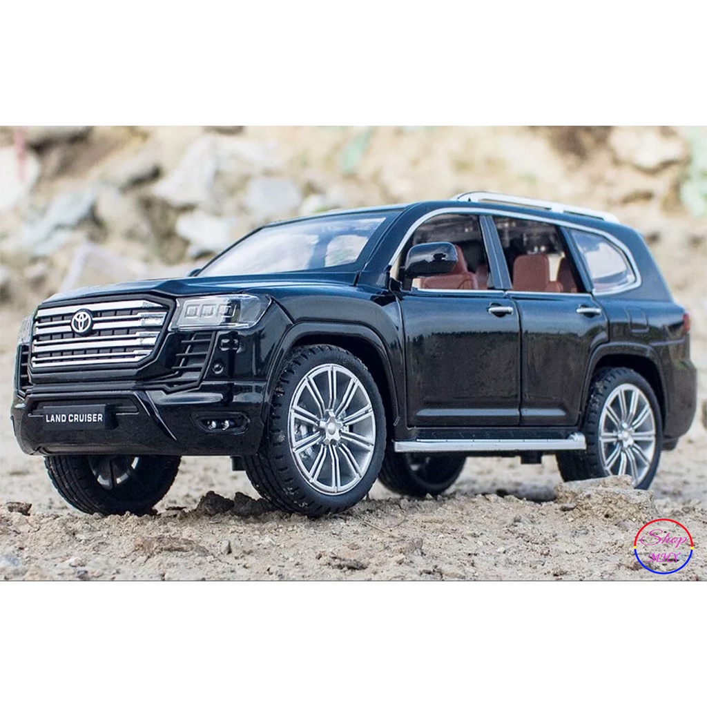 Xe mô hình sắt Toyota Landcruiser LC300 TẶNG KÈM BIỂN SỐ tỉ lệ 1:24 hãng Sheng Run 3 màu
