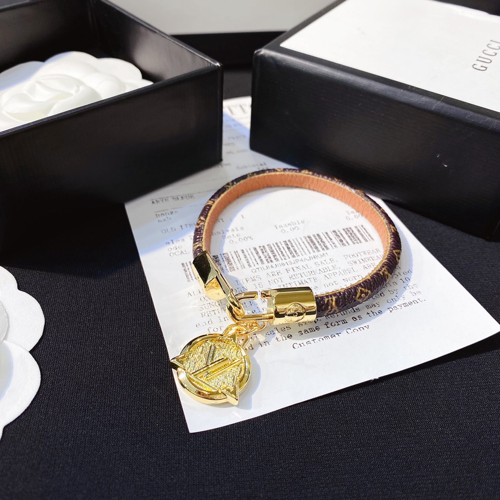 Vòng tay nữ da móc khoá và logo thương hiệu titan không hoen gỉ Ròm House lắc tay trang sức thời trang đẹp sang chảnh