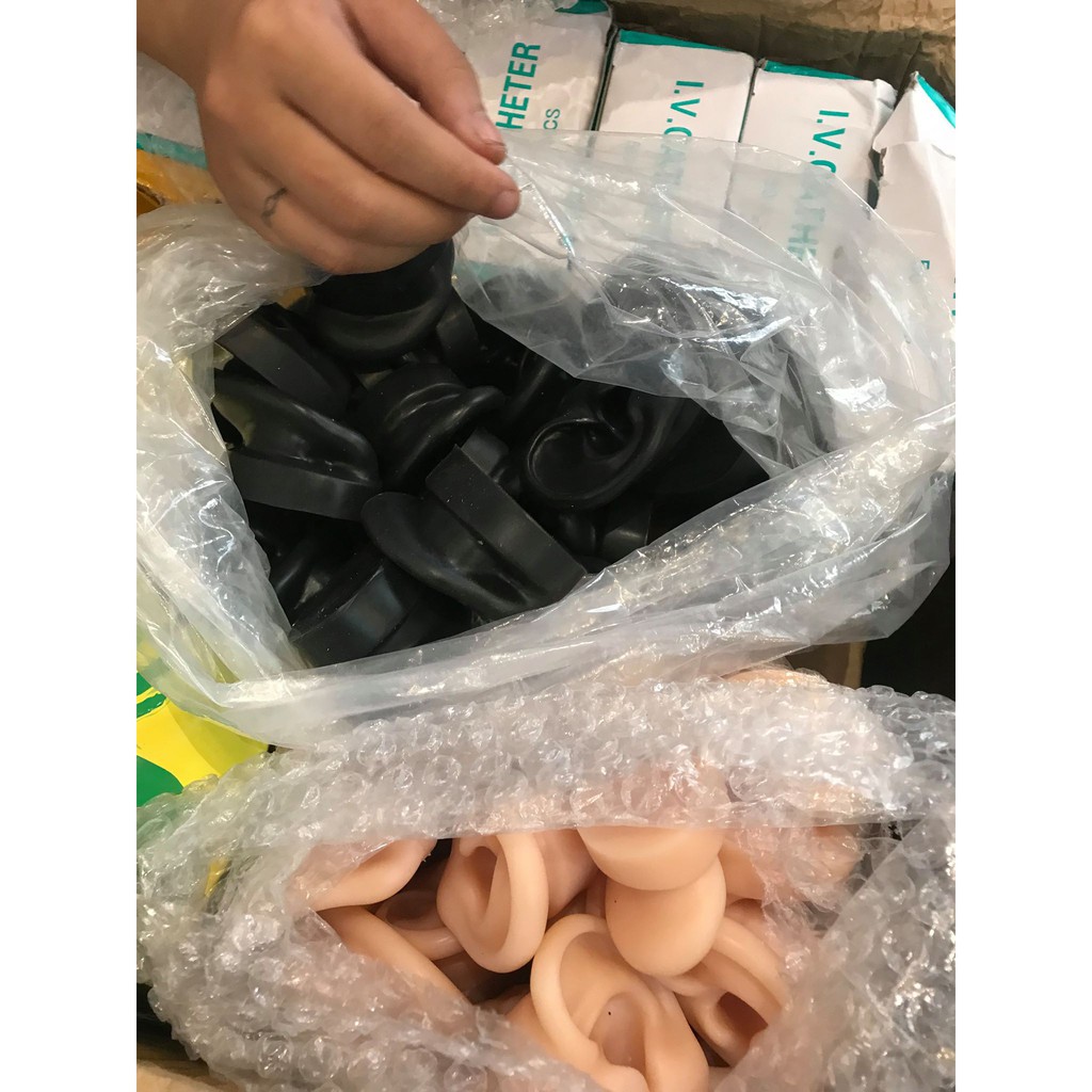 TAI GIẢ SILICON MÀU ĐEN/ TAI GIẢ SILICON