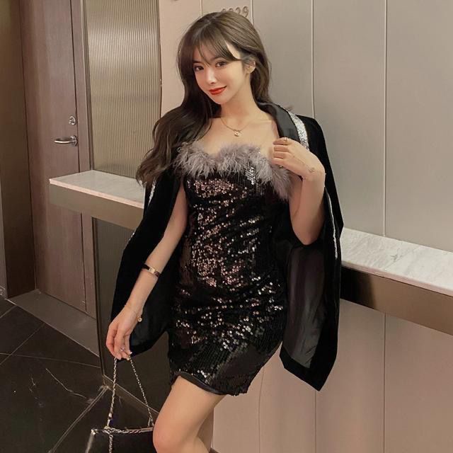 Đầm Hai Dây Ôm Dáng Đính Kim Sa Lấp Lánh Phong Cách Quyến Rũ Thời Trang 2022