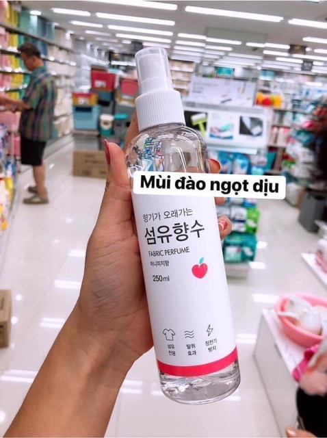 Xịt thơm quần áo Daiso Farbic Perfume 250ml