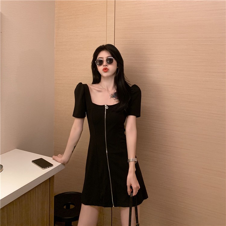 Đầm đen cổ vuông dây kéo khóa trước