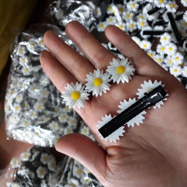 Kẹp hoa cúc 3 bông.