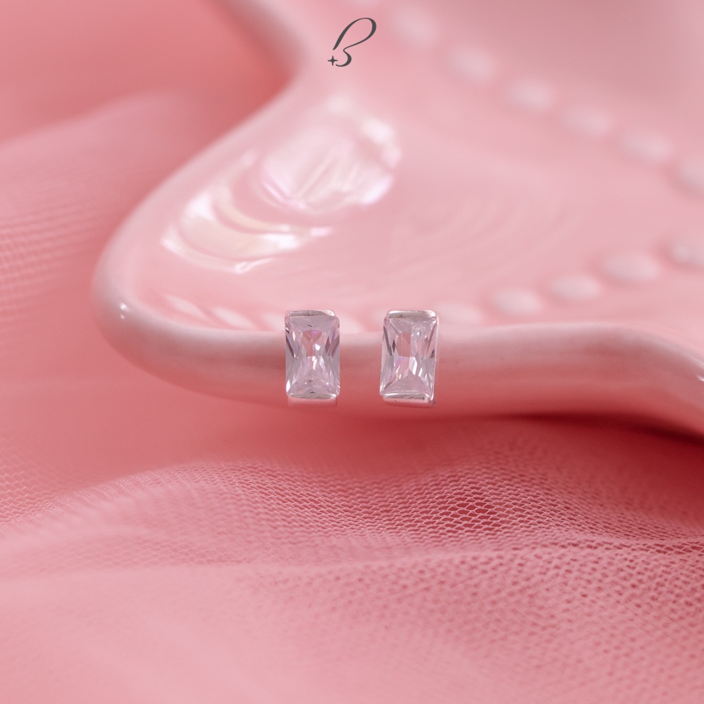 Khuyên tai 925 tặng kèm chuôi bạc cao cấp Bling It phong cách unisex với thiết kế đơn giản hạt đá vuông trắng BIBT464-1