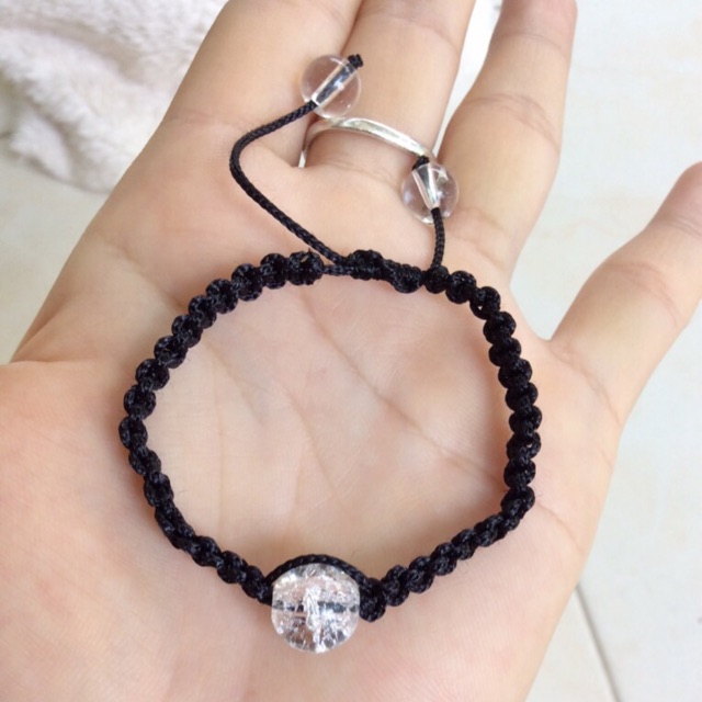 Vòng tay đá trắng thắt chỉ đen