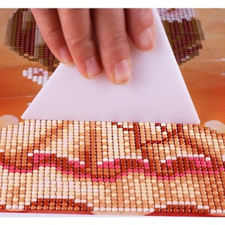 Gạt hạt đá chỉnh thẳng hàng cho tranh đính đá