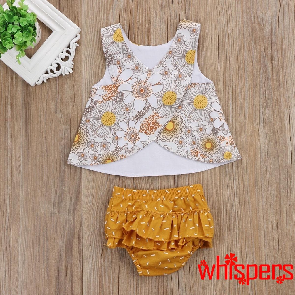Bộ quần áo gồm áo thun không tay họa tiết hoa và quần short dành cho bé gái