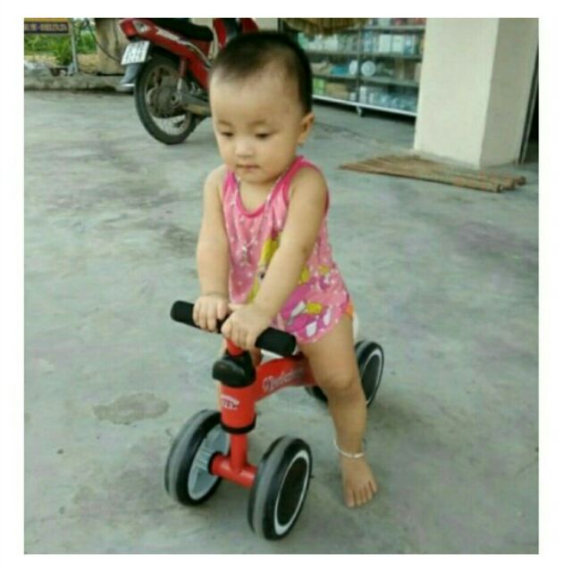Xe chòi chân xe thăng bằng cho bé từ 1-3 tuổi