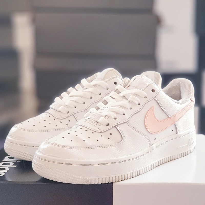 Giày Nike Air Force 1 trắng logo hồng, size 37.5, real 2hand