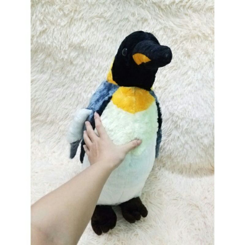 Gấu bông con chim cánh cụt giống như thật