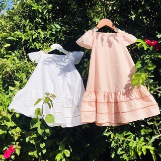 Đầm cho bé gái trễ vai, 2 màu trắng và Hồng nude, chất thô cotton thoáng mát. M3042