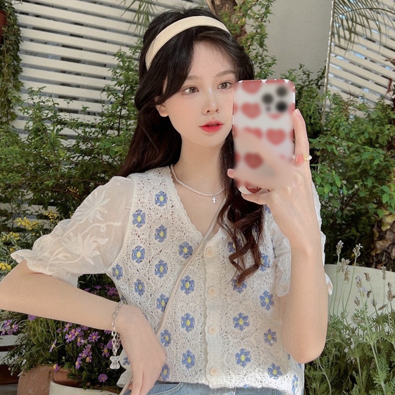 Áo Croptop Len Móc Tay Ngắn Phồng Cổ Chữ V Thêu Hoa Phối Nút Kiểu Pháp Thời Trang Cho Nữ