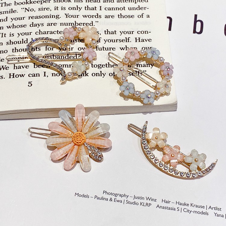 Kẹp tóc hình hoa cúc đính ngọc trai nhiều màu sắc phong cách Nhật Hàn