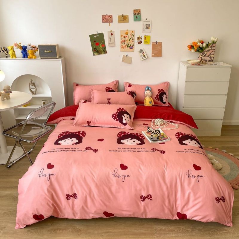 Bộ Chăn Ga và vỏ gối, cotton poly nhập khẩu(KDbedding), Mẫu Cô Gái Nơ Hồng trang trí phòng ngủ, decor siêu cute