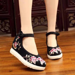 Giày thêu hoa độn đế ( sẵn 37 màu đen)
