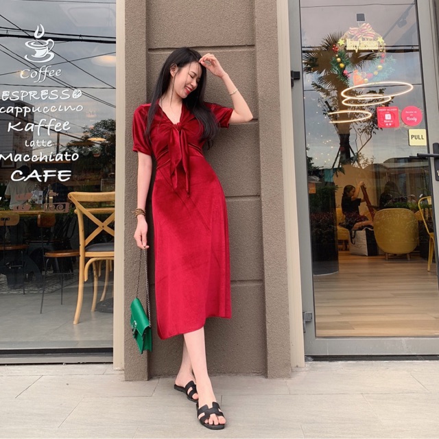 Đầm nhung đỏ buộc nơ ngực