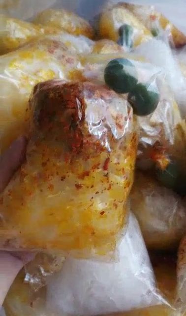 Bánh tráng trộn sa tế muối nhuyễn hành phi